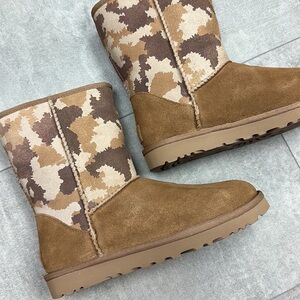 🍁UGG 🍁 CLASSIC SHORT JAGGED CAMO CHESTNUT WINTER BOOTS BROWN